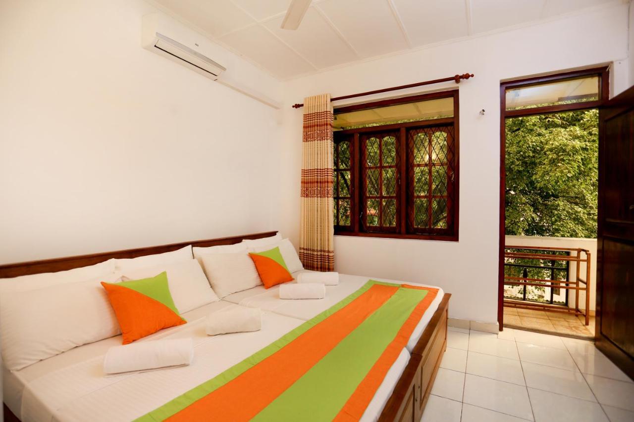 Citrus Cafe & Restaurant Hotel Kandy Exterior foto